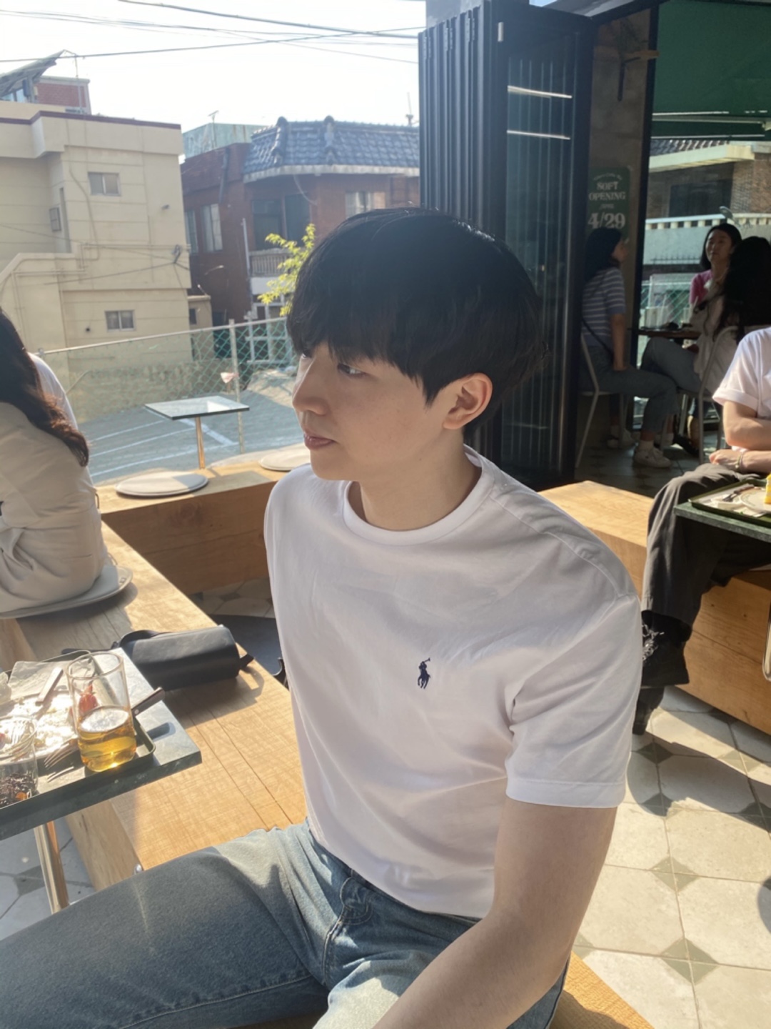 카페 테라스에 앉아 있는 신재윤